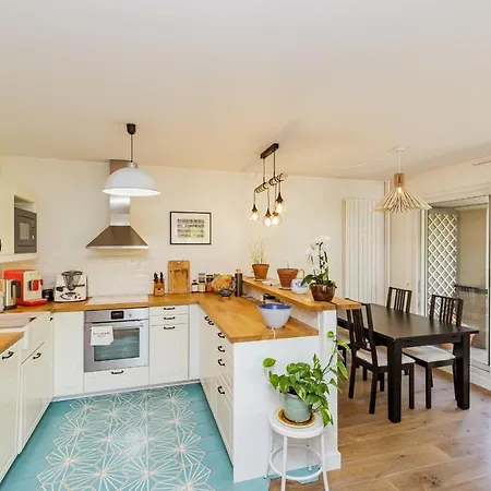 72 M Comfortable And Decorated With Balcony Apartment